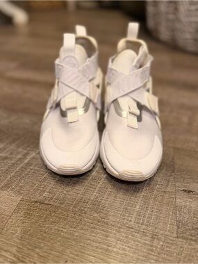 Nike Air Huarache City GS Triple White 5.5Y Women’s 7 Strappy Sneakers
